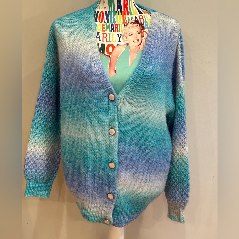 🌼 3 For $30 QED London blue, white and purple sweater. mother of pearl buttons.